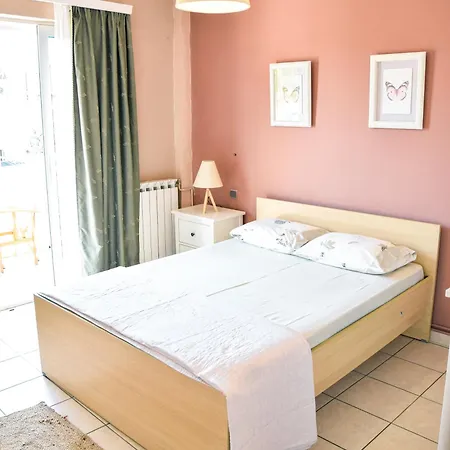 Spacious & Bright Flat With Balcony Lavrion Exterior photo